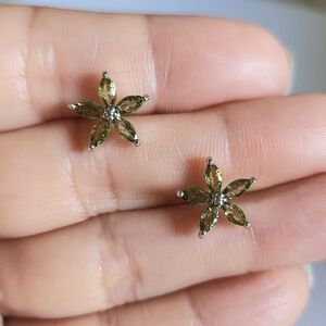 New 925 Silver Peridot Flower Stud Earrings for Women